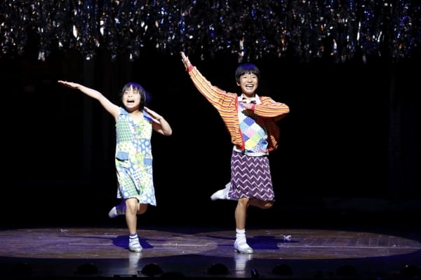 (左)マイケル役:持田唯颯(右)ビリー役:未来和樹(撮影:阿部高之)